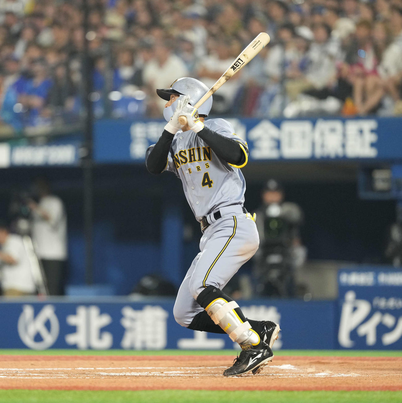 DeNA対阪神　6回表阪神無死一、三塁、適時打を放つ熊谷（撮影・井上学）