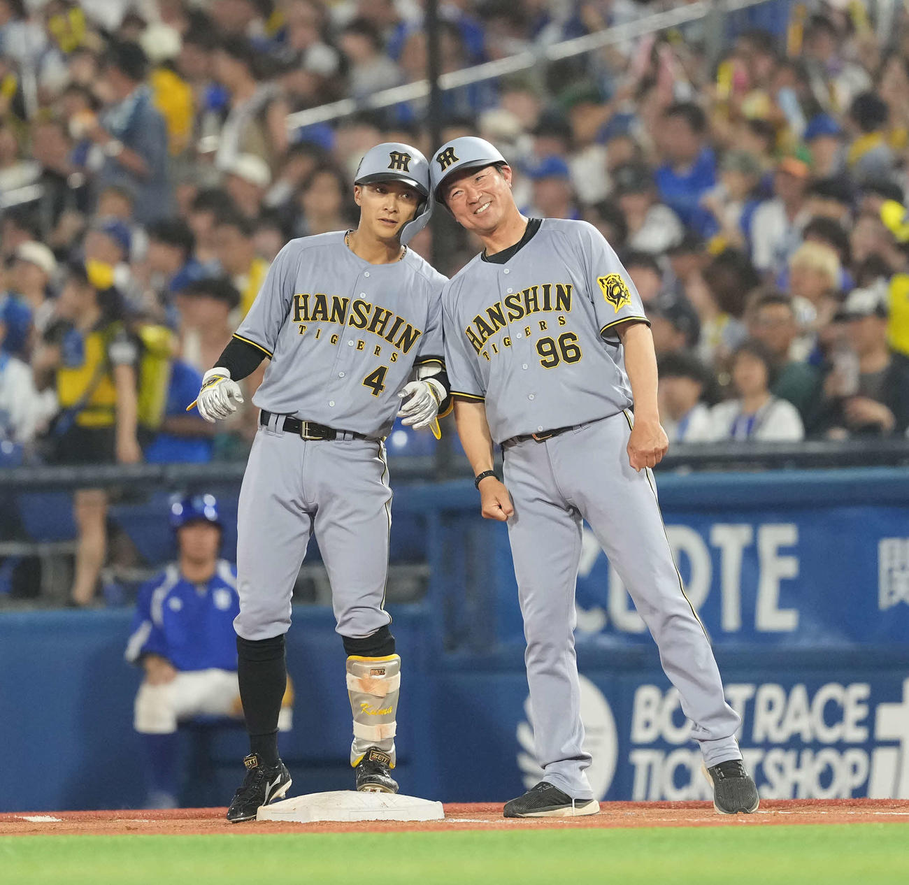 DeNA対阪神　6回表阪神無死一、三塁、適時打を放ちポーズを決める熊谷（撮影・井上学）