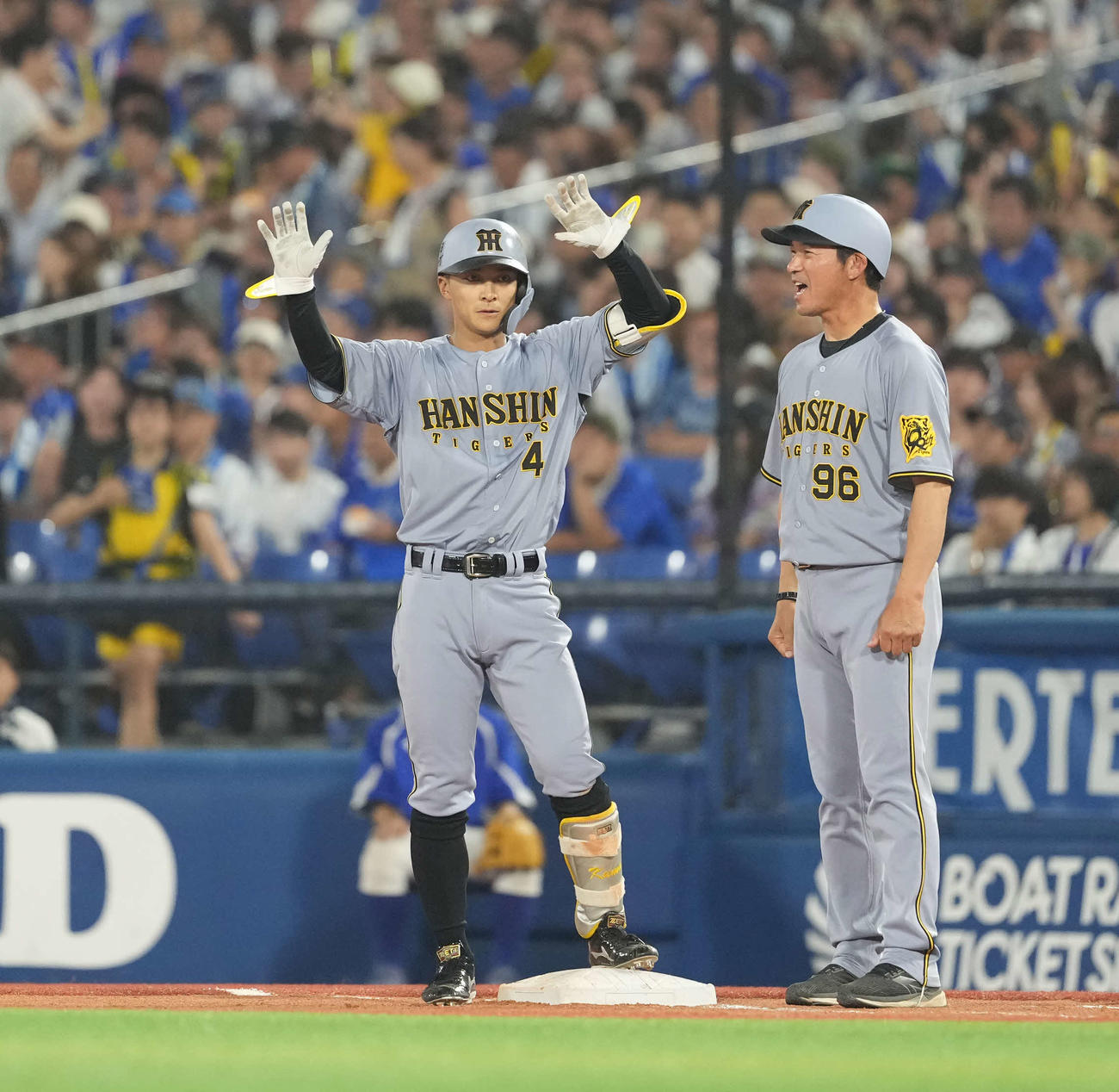 DeNA対阪神　6回表阪神無死一、三塁、適時打を放ちポーズを決める熊谷（撮影・井上学）