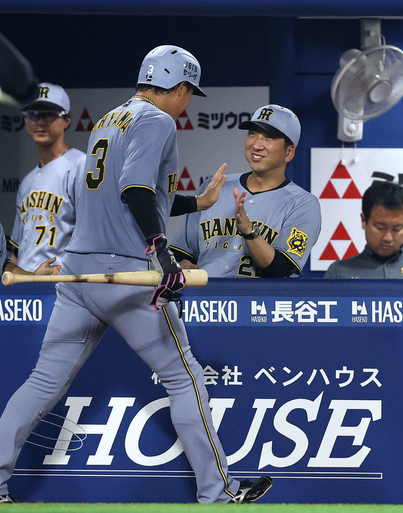 DeNA対阪神　6回表阪神無死一、三塁、熊谷の右前適時打で大山（左）が生還しベンチで迎える藤川監督（撮影・鈴木正人）