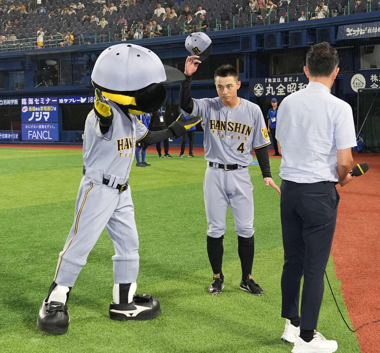 DeNA対阪神　ヒーローインタビュー後、声援に応える熊谷（撮影・井上学）