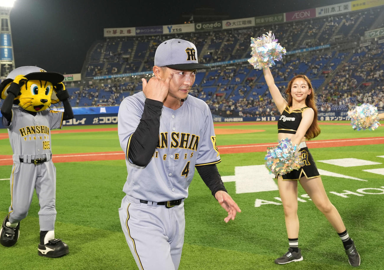 DeNA対阪神　ヒーローインタビュー後、声援に応える熊谷（撮影・井上学）
