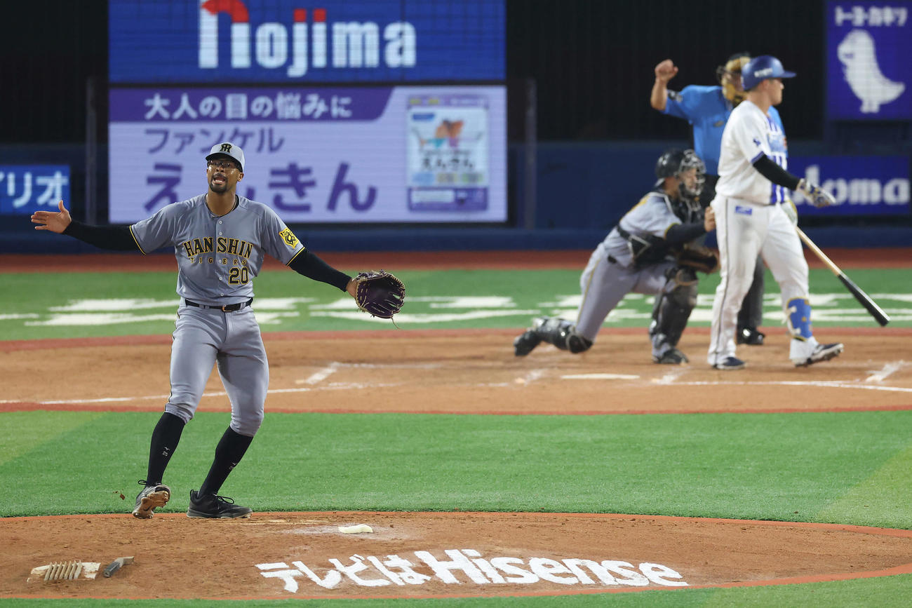 DeNA対阪神　4回裏DeNA2死三塁、牧を空振り三振に抑えるデュプランティエ（撮影・河田真司）