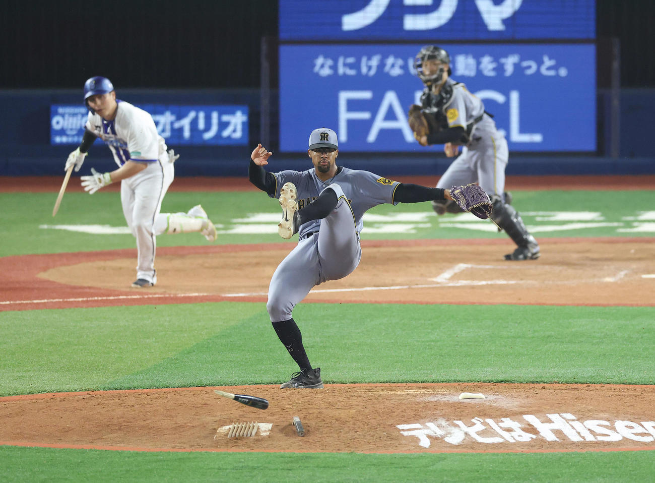 DeNA対阪神　7回裏DeNA1死、佐野の折れたバットを避けるデュプランティエ（撮影・河田真司）