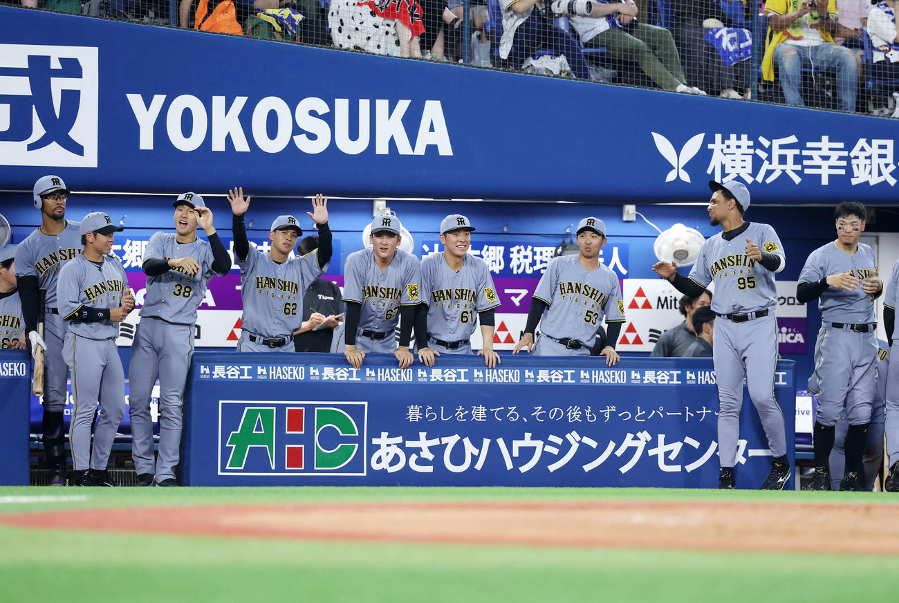 DeNA対阪神　4回表阪神2死一、三塁、熊谷の左越え適時三塁打を喜ぶ選手たち（撮影・鈴木正人）