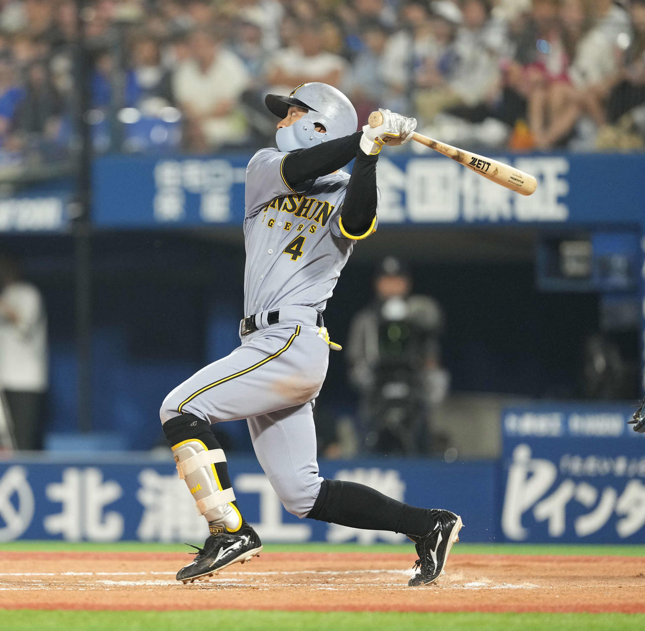 DeNA対阪神　6回表阪神無死一、三塁、適時打を放つ熊谷（撮影・井上学）