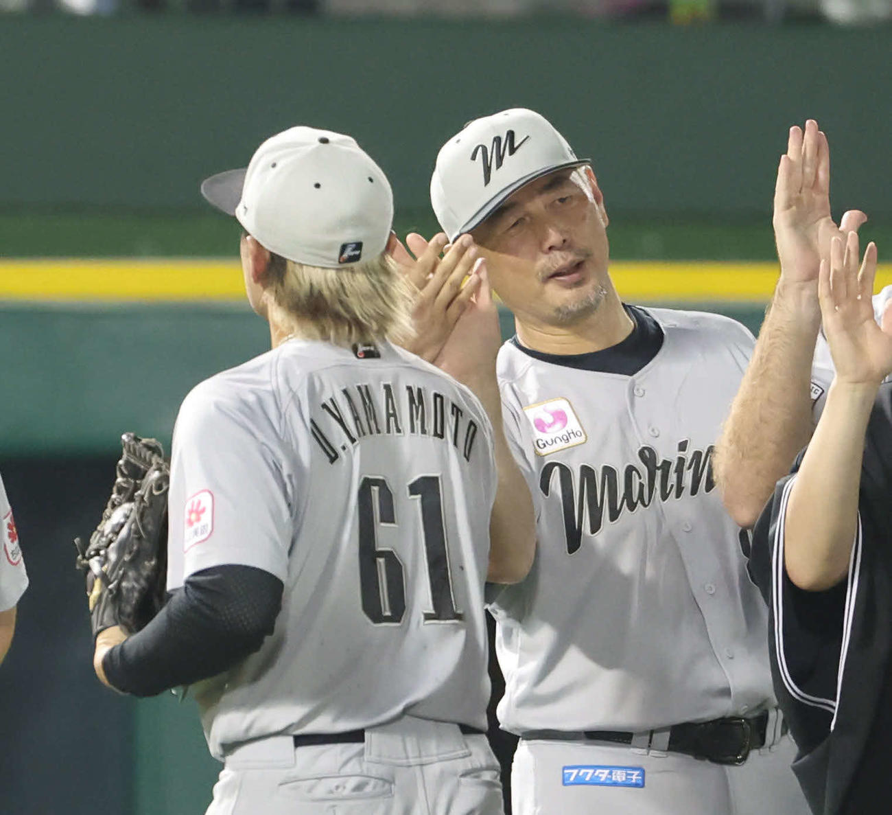 オリックス対ロッテ　2本塁打でチームを勝利に導いたロッテ山本大（左）を出迎える吉井監督（撮影・西尾就之）