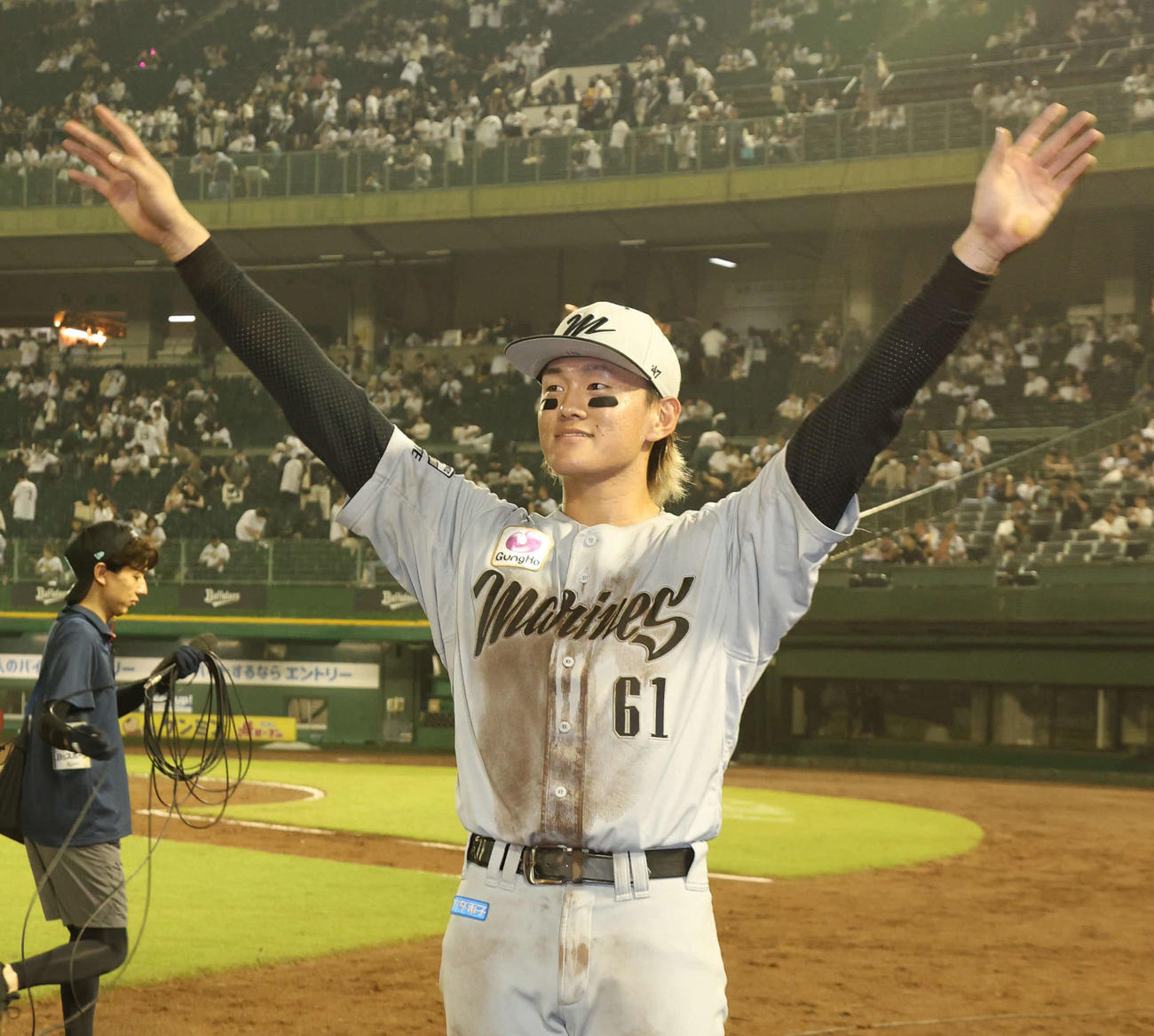 オリックス対ロッテ　2本塁打のロッテ山本大はファンに手を振る（撮影・西尾就之）