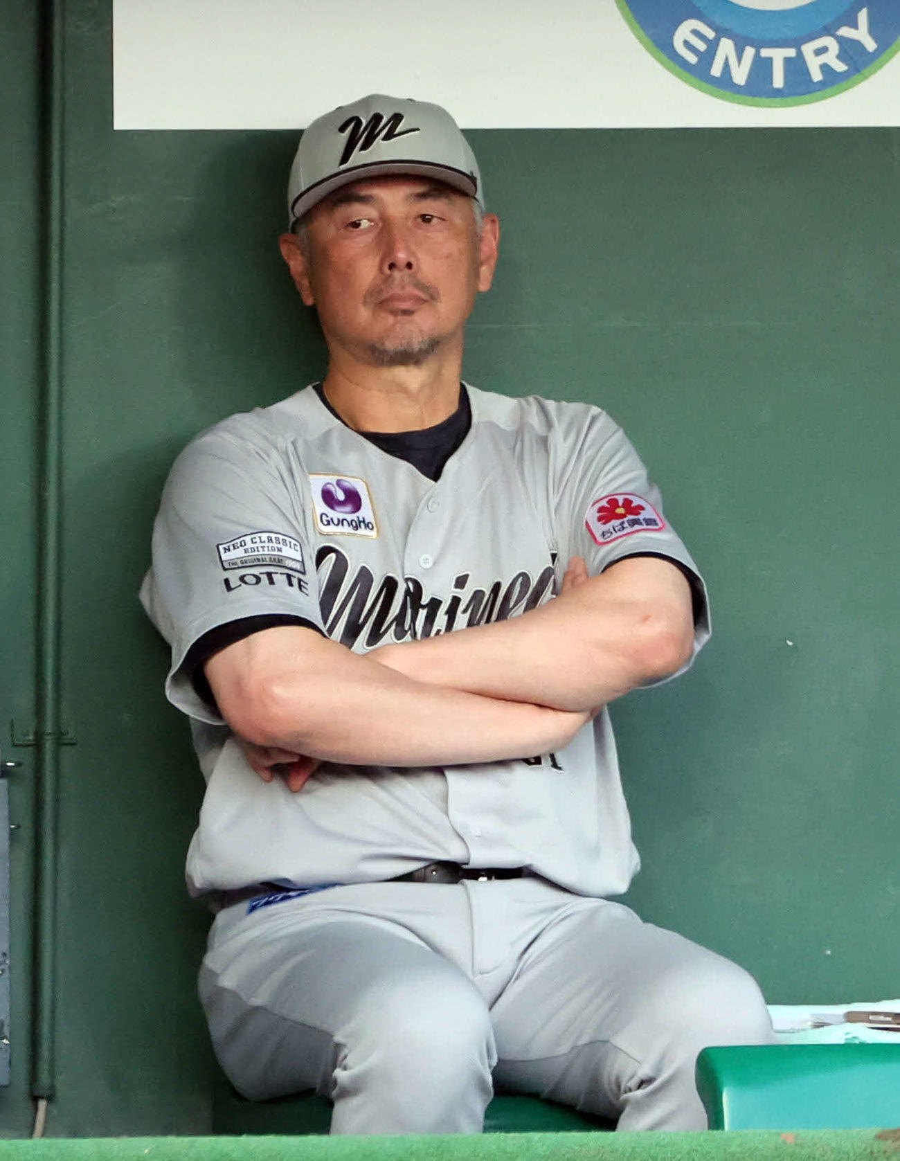 オリックス対ロッテ　腕組みして試合を見るロッテ吉井監督（撮影・西尾就之）