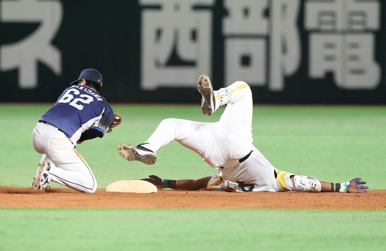 ソフトバンク対西武　4回裏ソフトバンク無死、ダウンズは中越え二塁打を放つ（撮影・梅根麻紀）