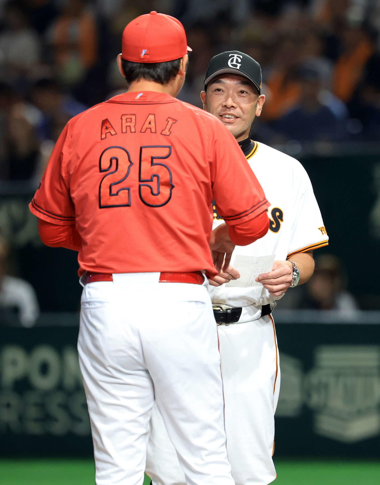 巨人対広島　メンバー最終確認で広島新井監督（手前）と笑顔であいさつする巨人阿部監督（撮影・浅見桂子）