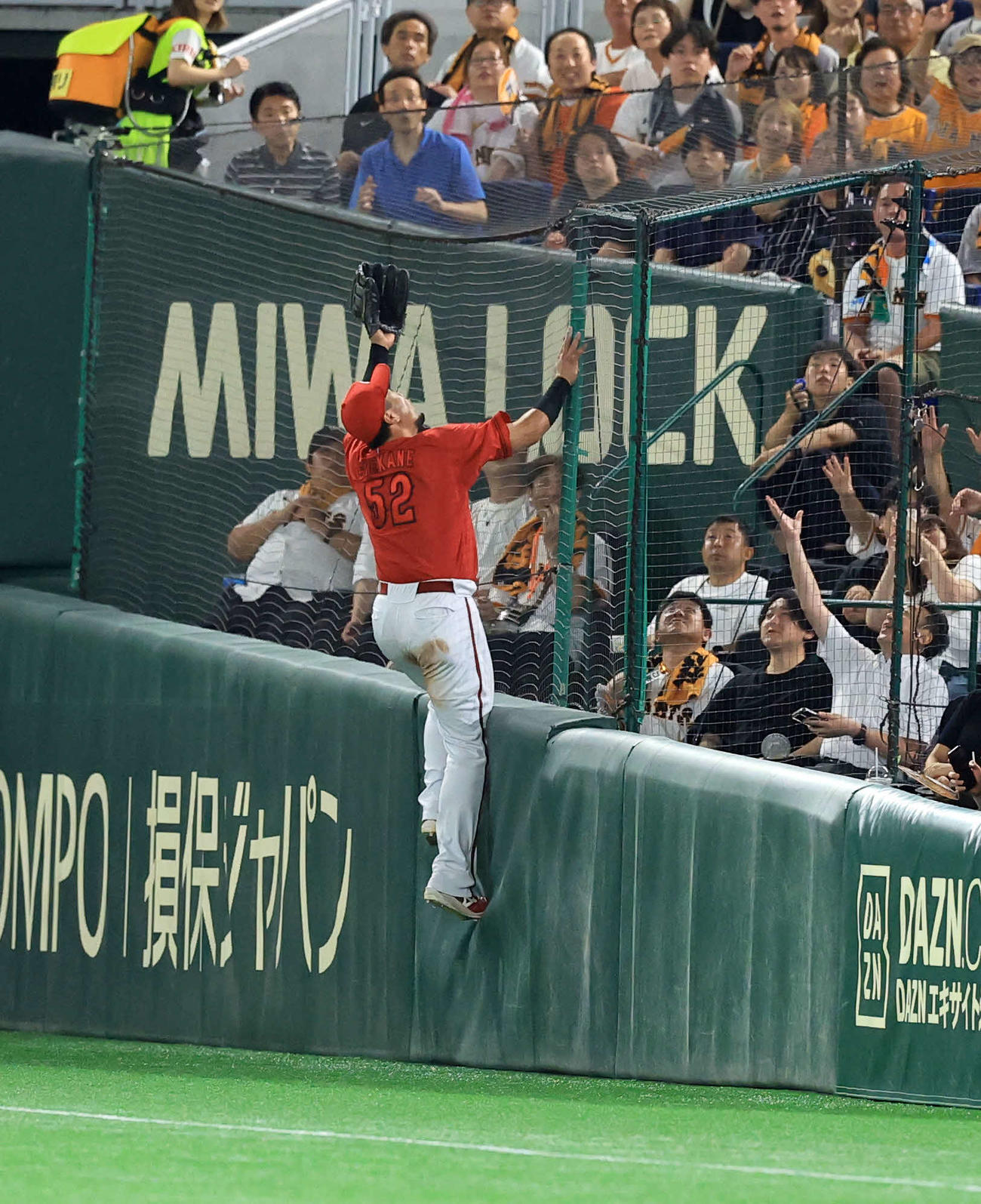 巨人対広島　4回裏巨人2死二塁、坂本の打球を追ってフェンスを登る末包だが、ファウルになる（撮影・浅見桂子）