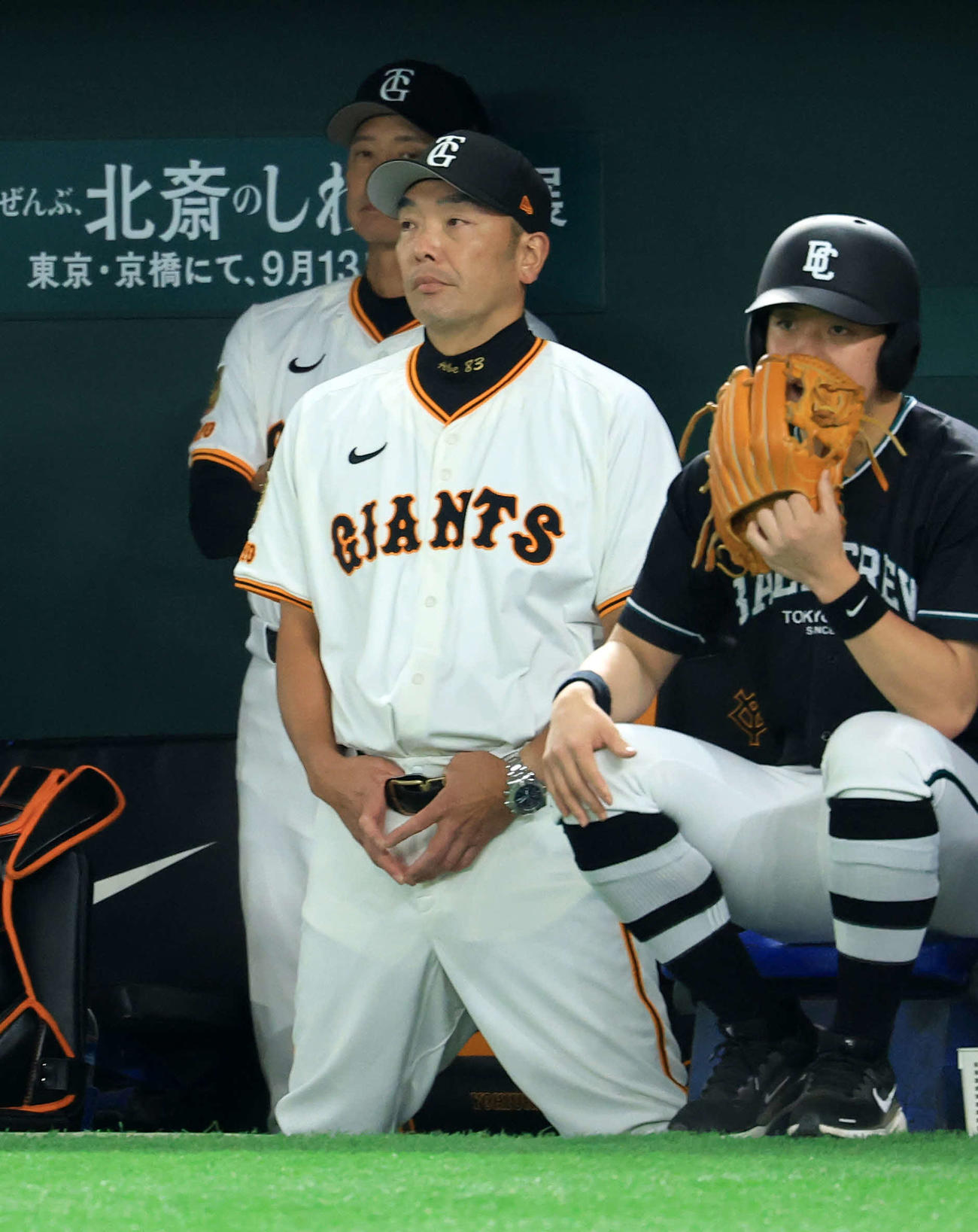 巨人対広島　ベンチで厳しい表情の巨人阿部監督（撮影・浅見桂子）