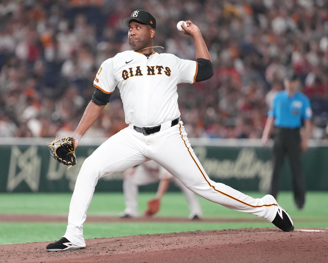 巨人対広島　8回表途中から3番手で登板した巨人バルドナード（撮影・鈴木みどり）