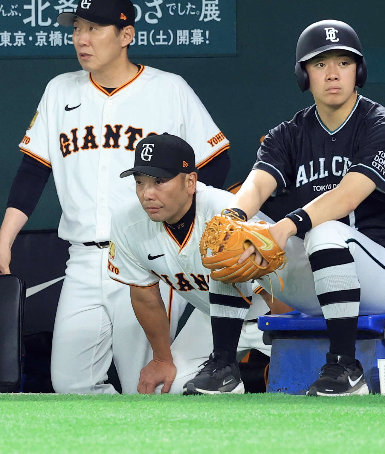 巨人対広島　腰をかがめ厳しい表情で試合を見つめる巨人阿部監督（撮影・浅見桂子）