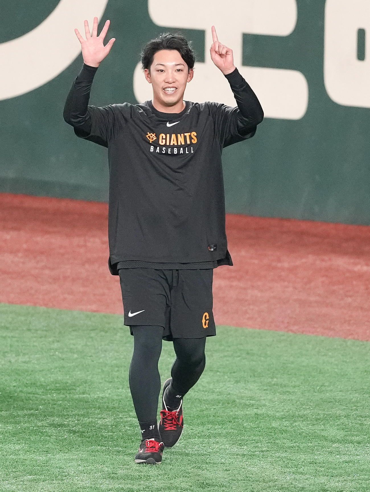 巨人対広島　試合前練習で笑顔の巨人赤星（撮影・鈴木みどり）
