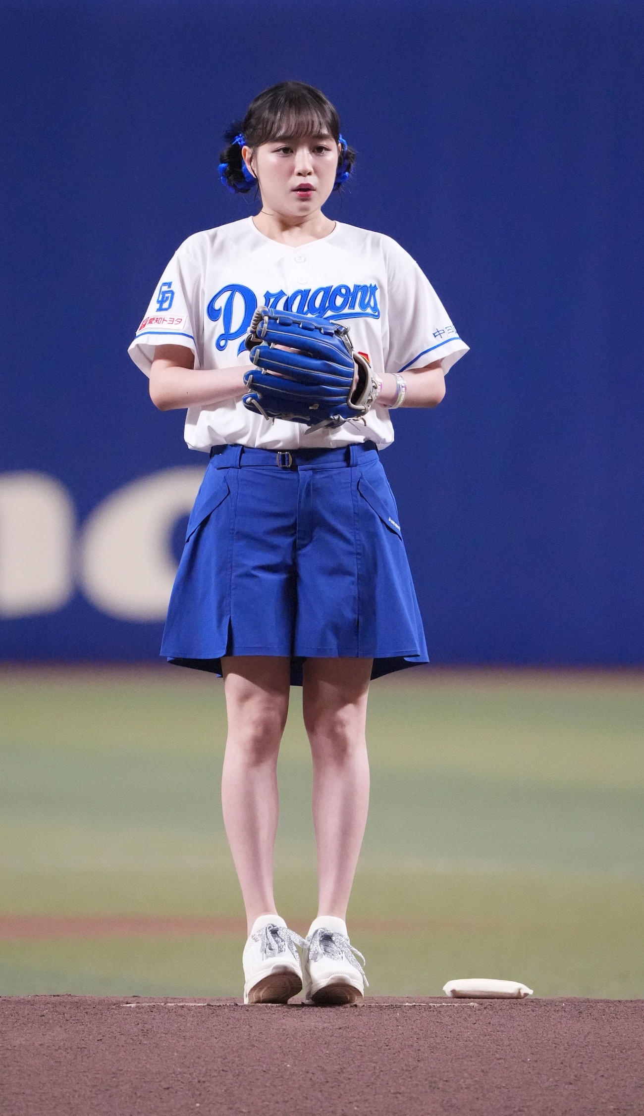 中日対ヤクルト　試合前、セレモニアルピッチを行う大原櫻子（撮影・森本幸一）