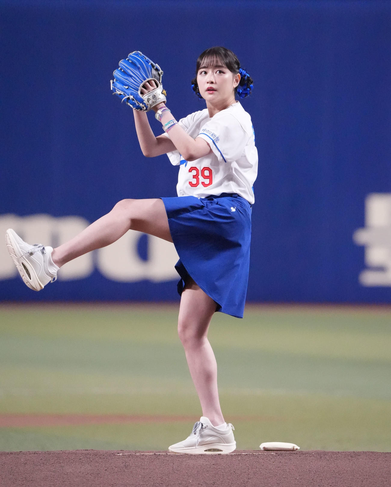 中日対ヤクルト　試合前、セレモニアルピッチを行う大原櫻子（撮影・森本幸一）