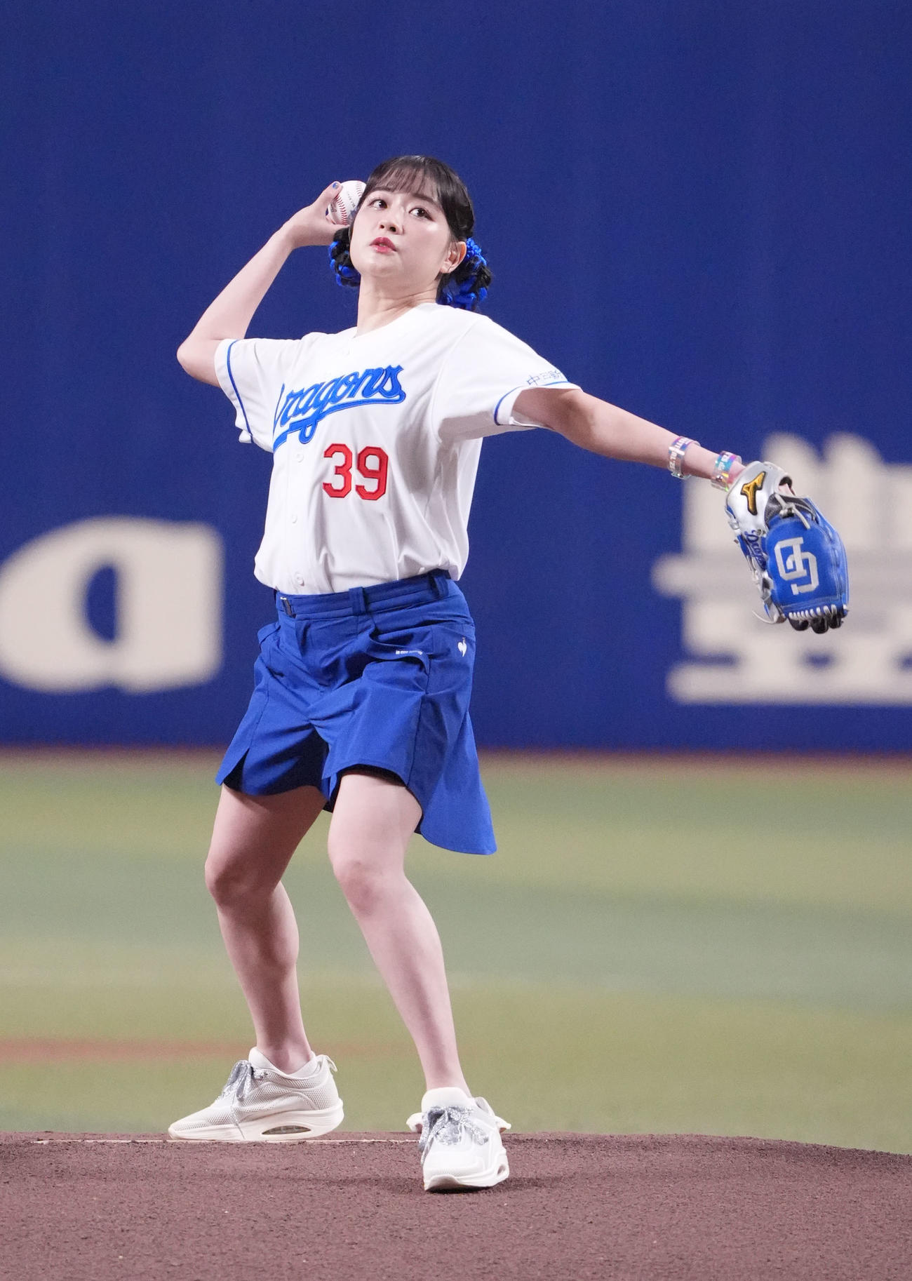 中日対ヤクルト　試合前、セレモニアルピッチを行う大原櫻子（撮影・森本幸一）