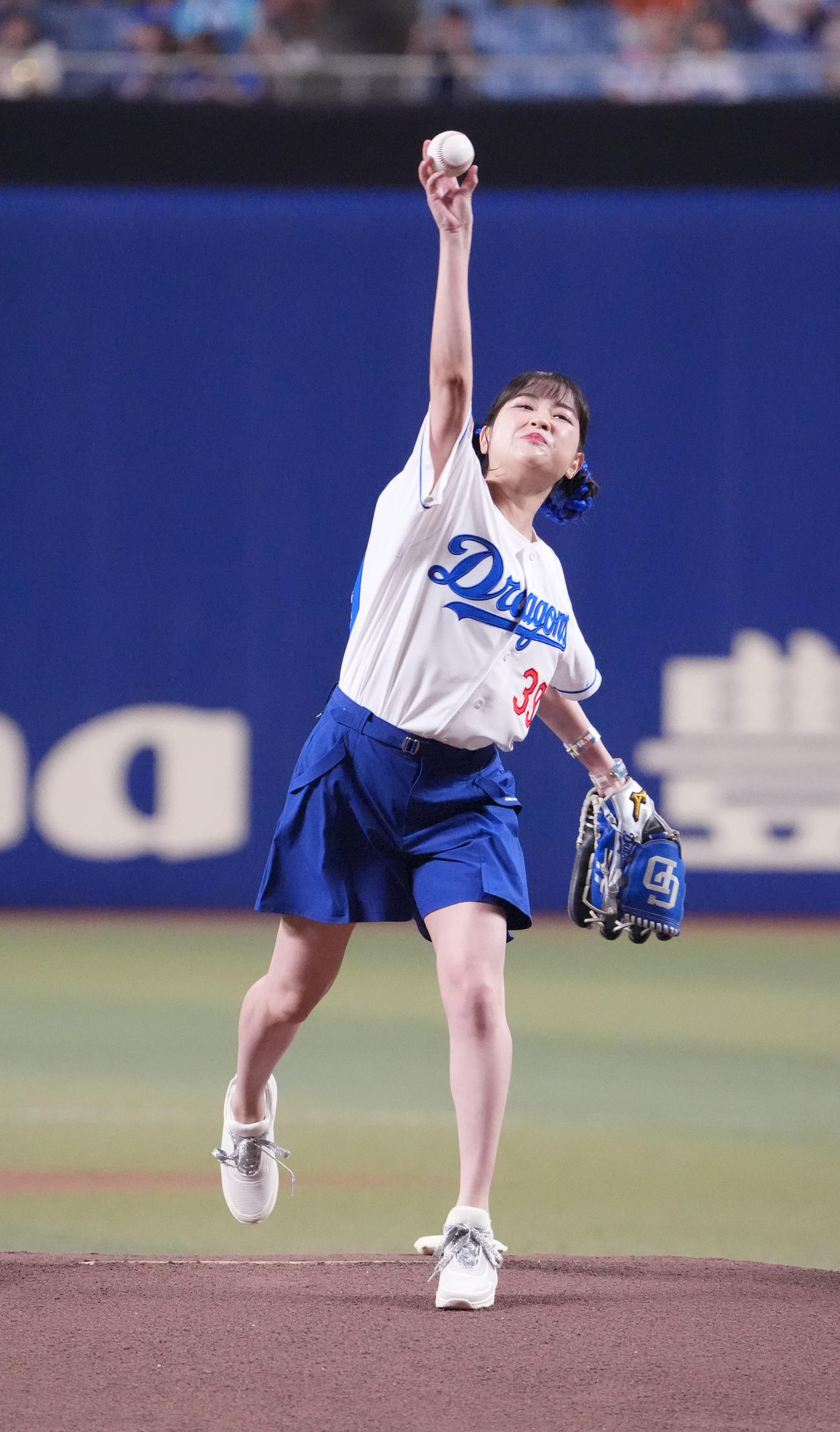 中日対ヤクルト　試合前、セレモニアルピッチを行う大原櫻子（撮影・森本幸一）