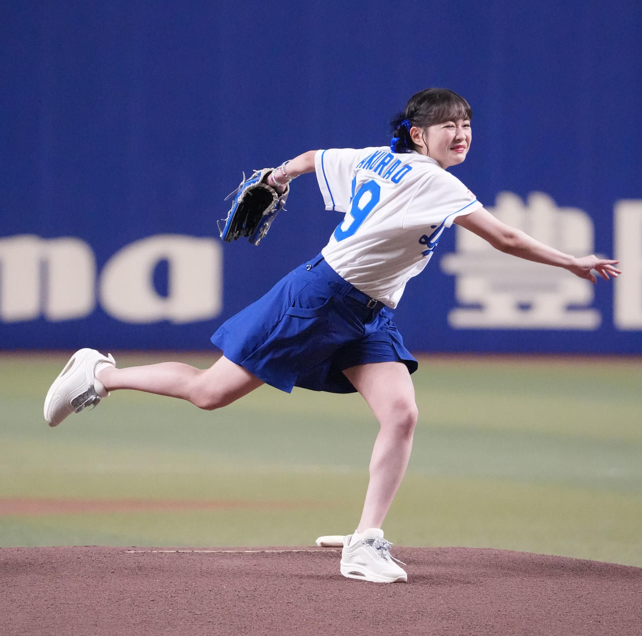 中日対ヤクルト　試合前、セレモニアルピッチを行う大原櫻子（撮影・森本幸一）