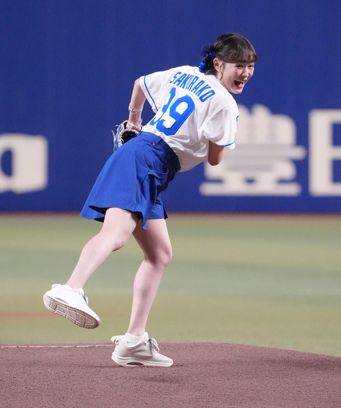 中日対ヤクルト　試合前、セレモニアルピッチを行う大原櫻子（撮影・森本幸一）