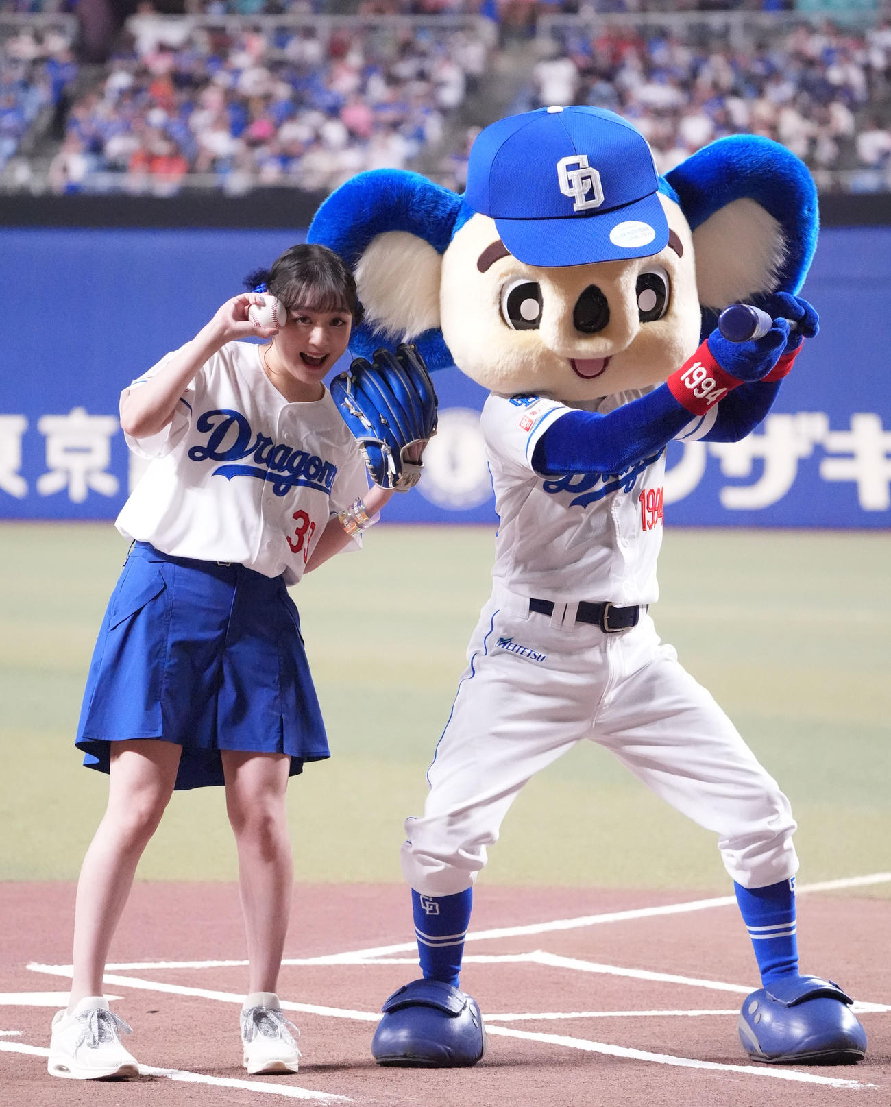 中日対ヤクルト　大原櫻子（左）はセレモニアルピッチを終えドアラと記念撮影納まる（撮影・森本幸一）