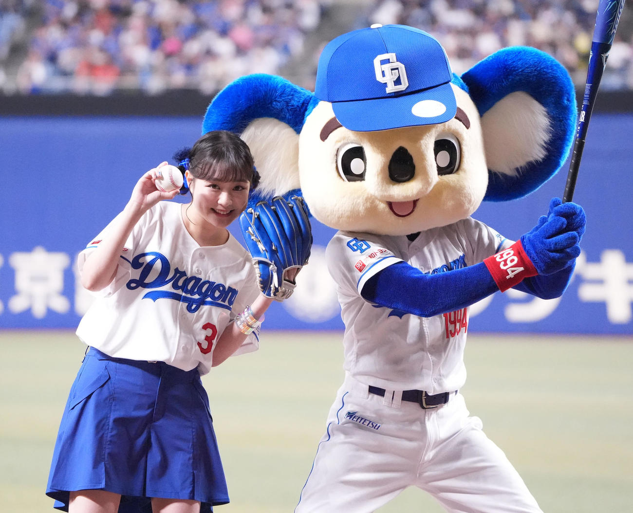 中日対ヤクルト　大原櫻子（左）はセレモニアルピッチを終えドアラと記念撮影納まる（撮影・森本幸一）