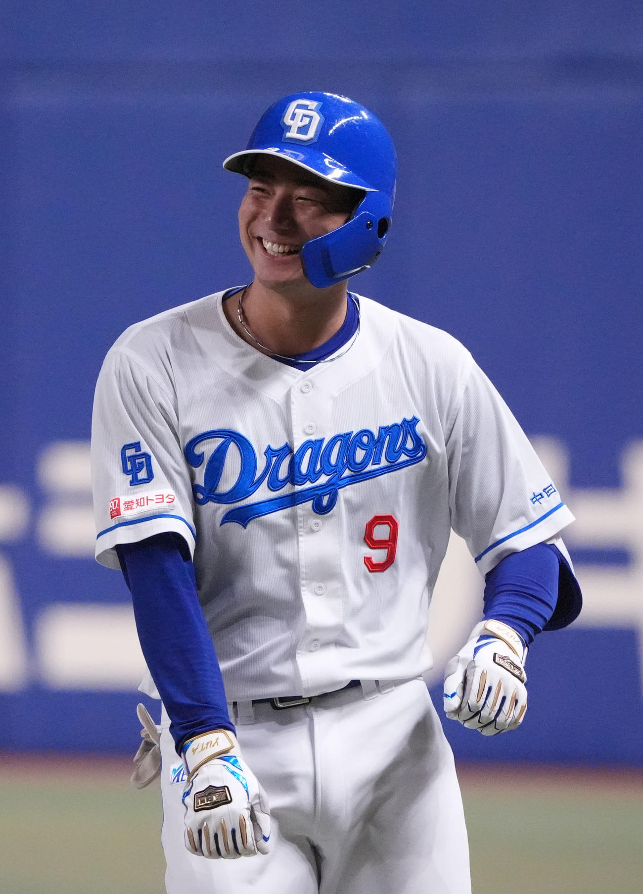中日対ヤクルト　2回裏中日2死一、三塁、スクイズを決め笑顔を見せる石伊（撮影・森本幸一）
