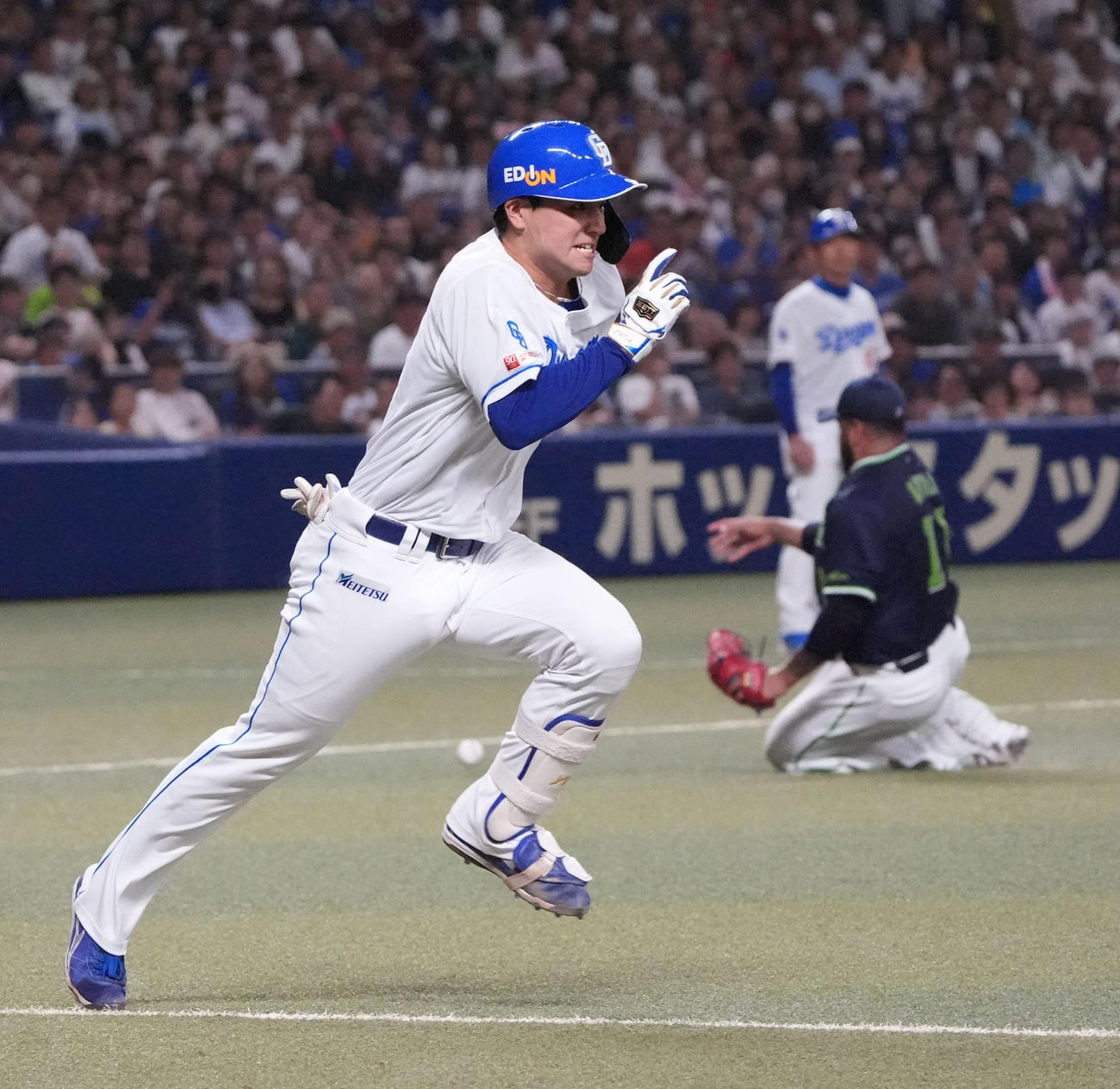 中日対ヤクルト　2回裏中日2死一、三塁、スクイズを決め一塁へ向かう石伊（撮影・森本幸一）