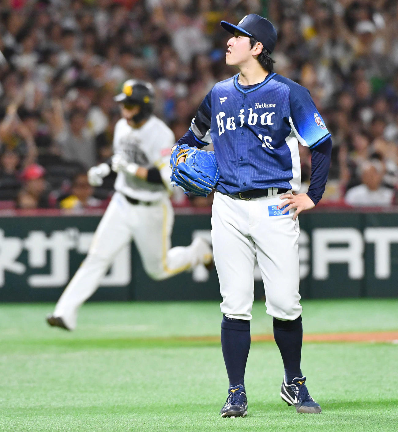 ソフトバンク対西武　4回裏ソフトバンク2死一塁、野村（左）に勝ち越しの左越え2点本塁打を打たれ、悔しそうな表情を見せる隅田（撮影・岩下翔太）