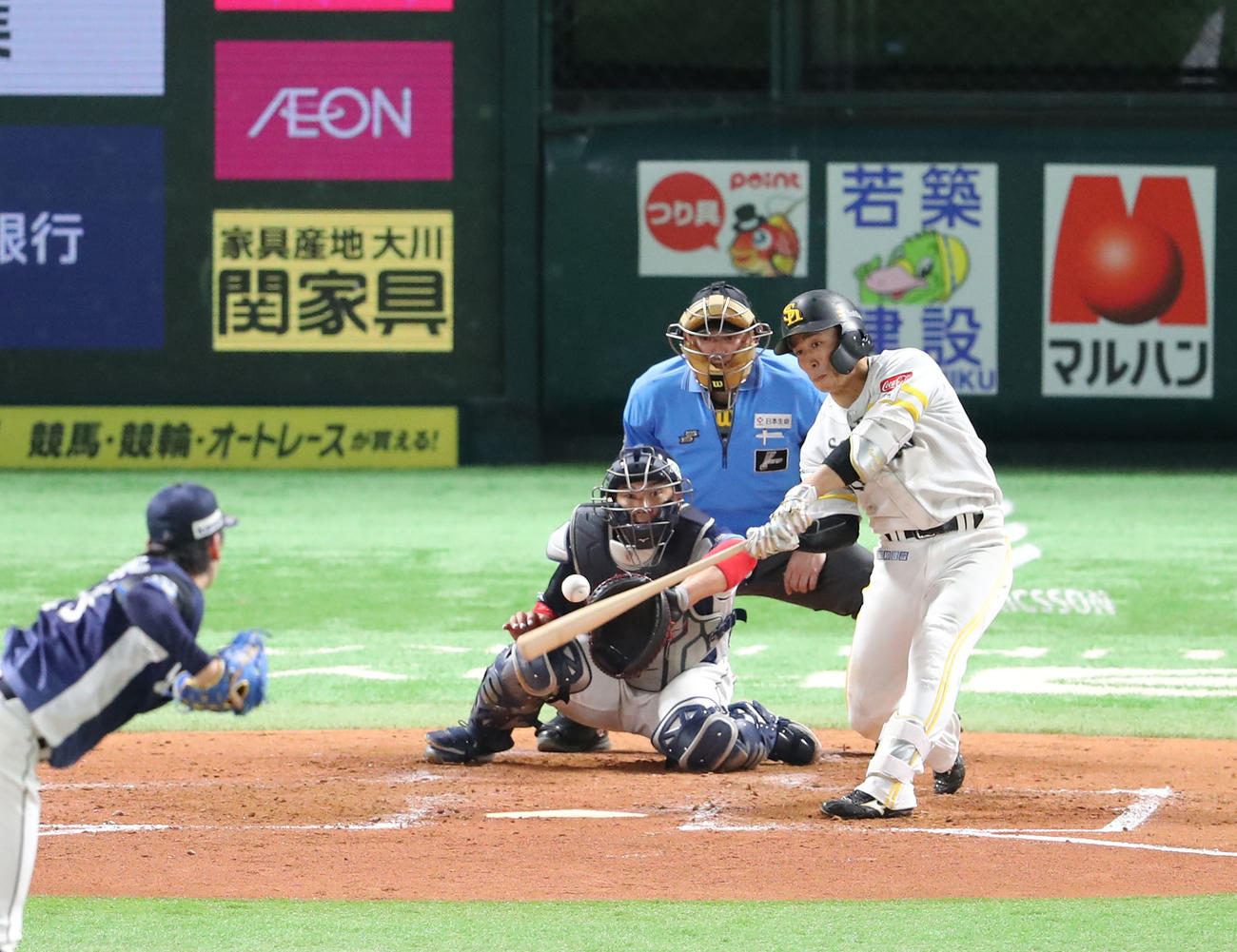 ソフトバンク対西武　4回裏ソフトバンク2死一塁、野村は左越えに勝ち越しとなる2点本塁打を放つ（撮影・梅根麻紀）