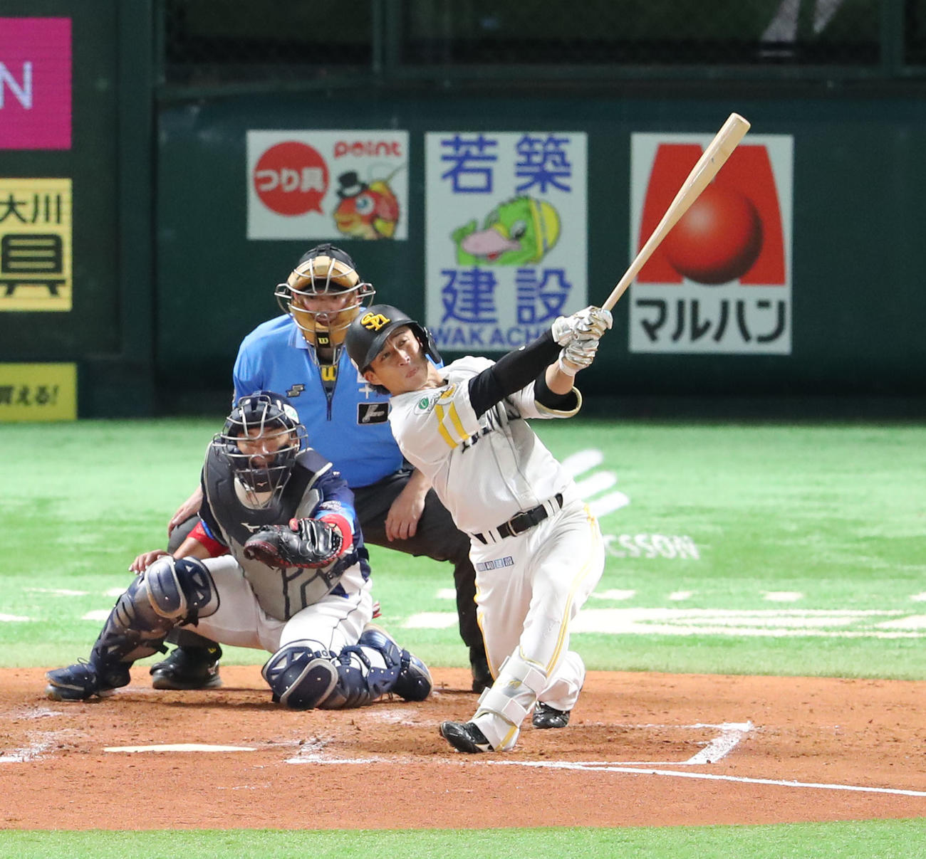 ソフトバンク対西武　4回裏ソフトバンク2死一塁、野村は左越えに勝ち越しとなる2点本塁打を放つ（撮影・梅根麻紀）