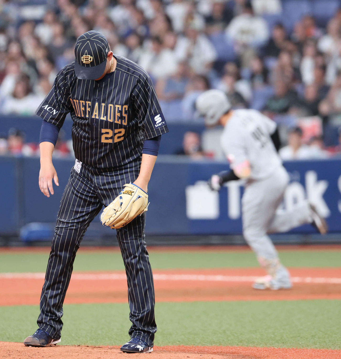 オリックス対ロッテ　2回表ロッテ無死、オリックス先発の九里はソト（右）に本塁打を打たれ先制を許し、うなだれる（撮影・西尾就之）