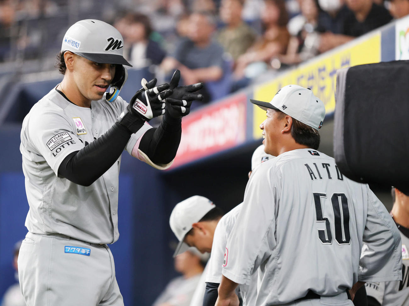 オリックス対ロッテ　2回表ロッテ無死、ソトは左越えに本塁打を放ち、ベンチ前でポーズ（撮影・西尾就之）