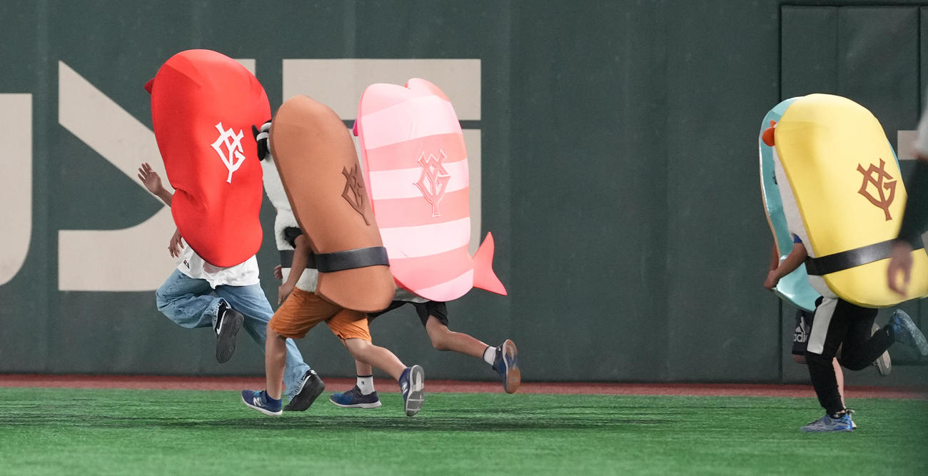 巨人対広島　すしレースで力走する子供たち（撮影・鈴木みどり）
