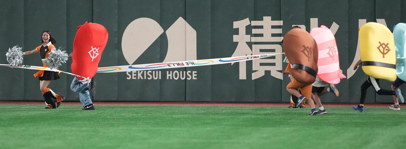 巨人対広島　すしレースはマグロの勝利（撮影・鈴木みどり）