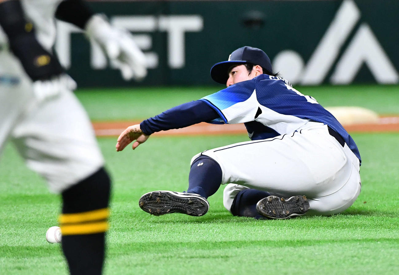 ソフトバンク対西武　4回裏ソフトバンク2死、牧原大の投手返しを受けて転倒する隅田（撮影・岩下翔太）
