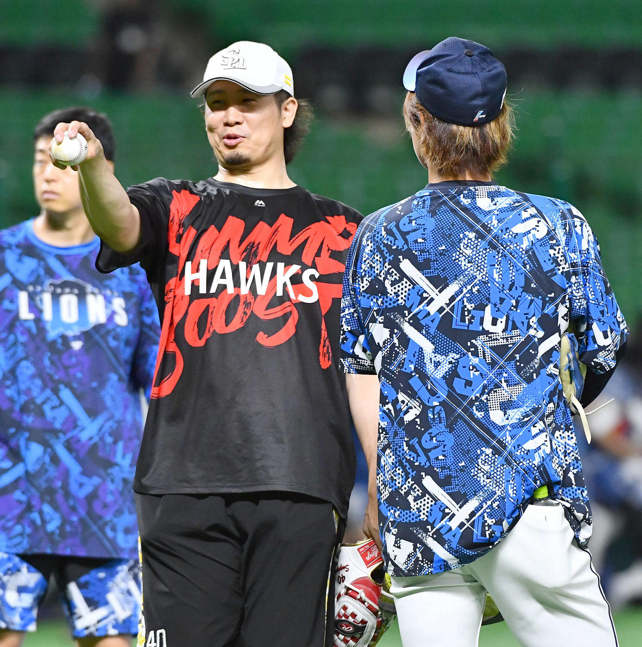 ソフトバンク対西武　試合前、西武甲斐野（右）と談笑するソフトバンク杉山（撮影・岩下翔太）