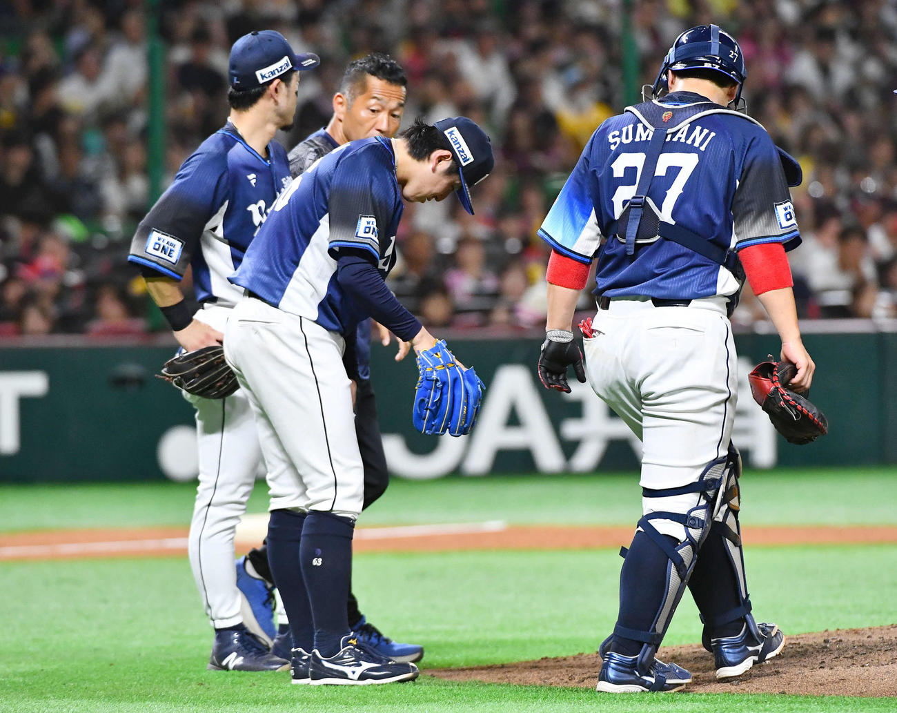 ソフトバンク対西武　4回裏ソフトバンク2死、牧原大の投手返しが体に当たり、トレーナーと話す隅田（左から3人目）（撮影・岩下翔太）