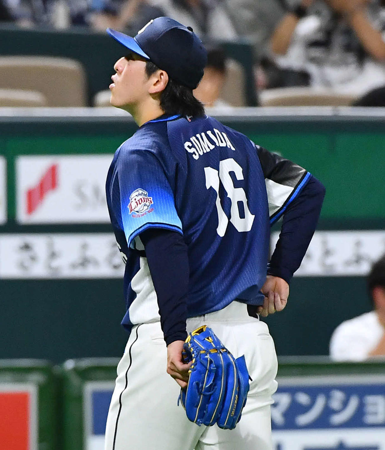 ソフトバンク対西武　7回裏ソフトバンク2死一、二塁、降板となりベンチへ戻る隅田（撮影・岩下翔太）
