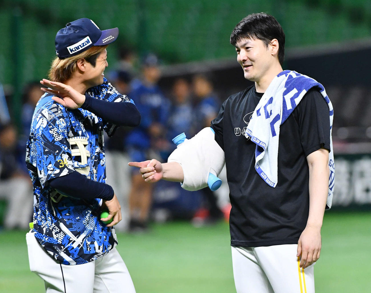 ソフトバンク対西武　試合前、西武甲斐野（左）と談笑するソフトバンク有原（撮影・岩下翔太）