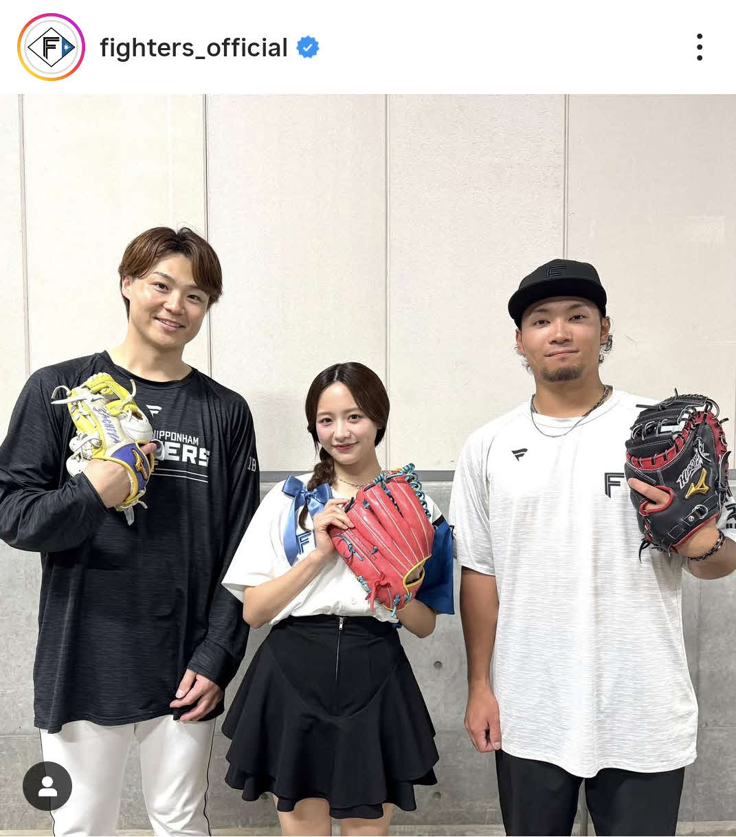 山崎福也（左）、伊藤大海（右）と記念撮影する森香澄（日本ハムの公式インスタグラムから）