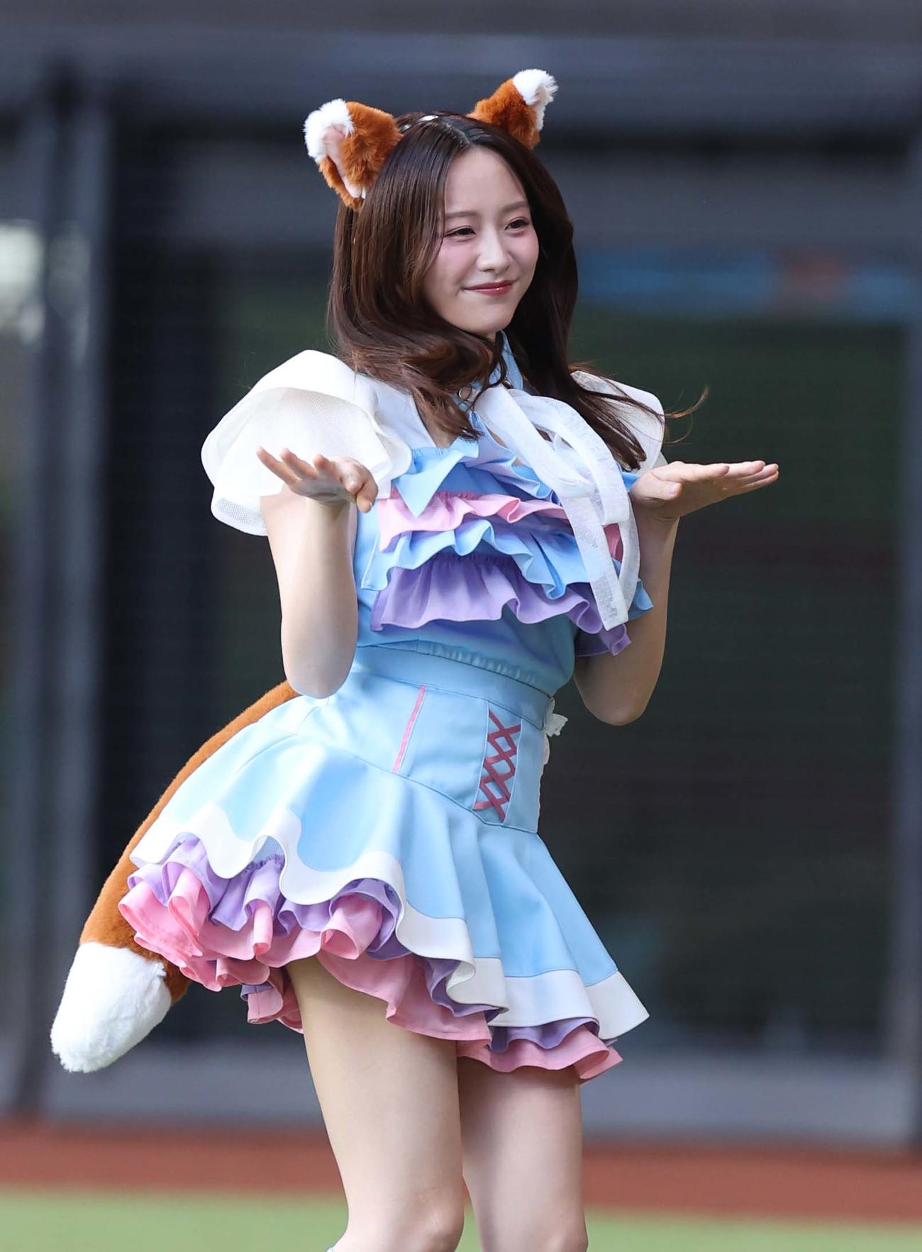 きつねダンスを踊る森香澄（2025年7月5日撮影）