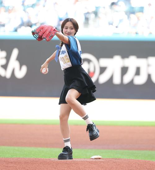 日本ハム】始球式の森香澄、人気マスコット＆エースの3ショット公開