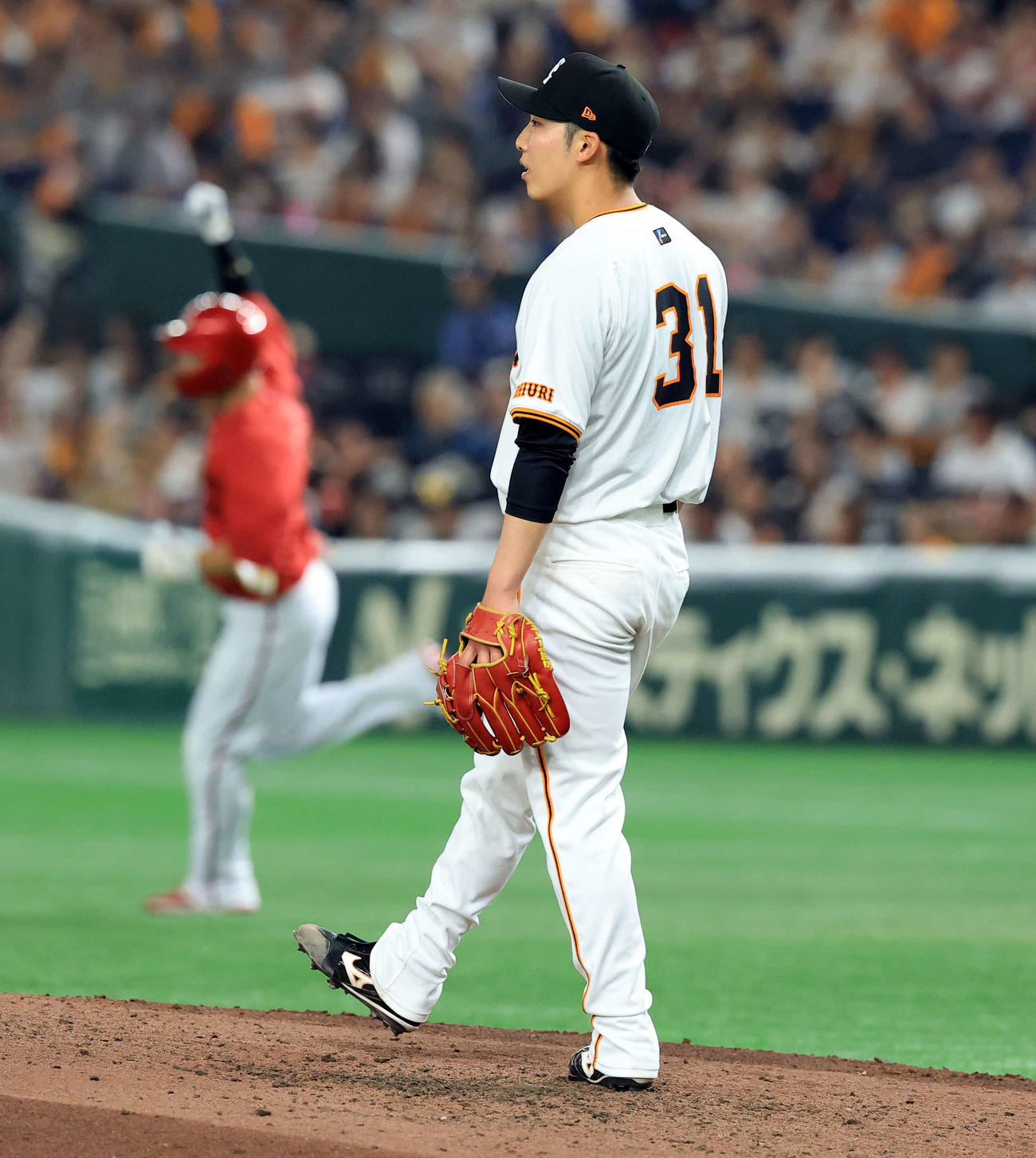 巨人対広島　6回表広島1死、中村奨（後方）に同点本塁打を浴びた赤星（撮影・浅見桂子）