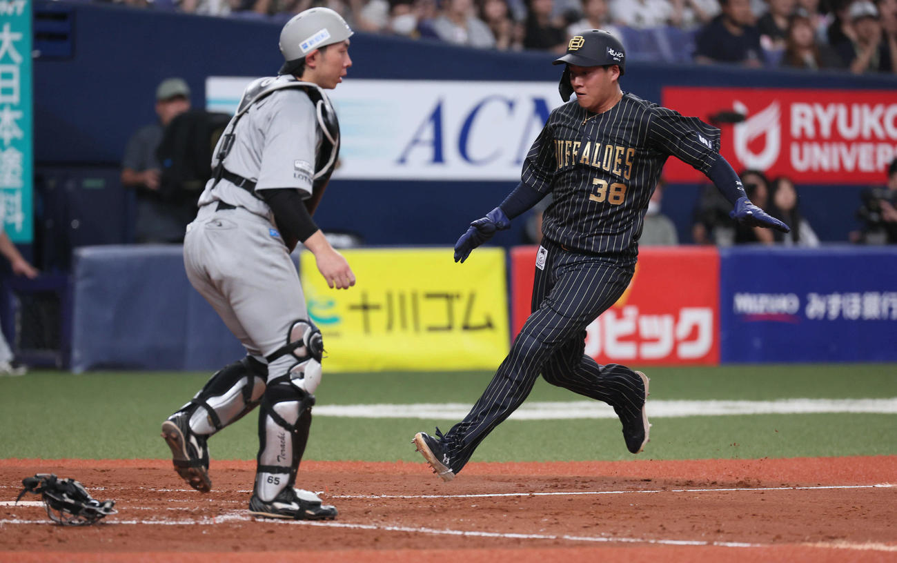 オリックス対ロッテ　3回裏オリックス1死二、三塁、来田は頓宮の中犠飛で生還する（撮影・宮崎幸一)
