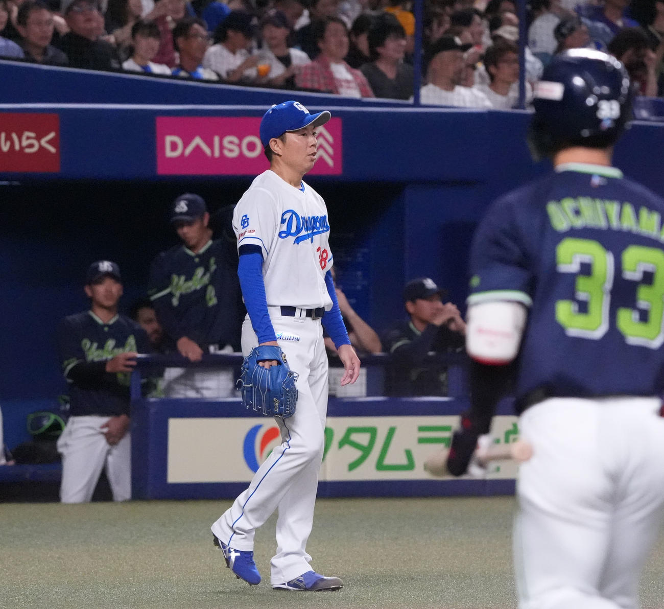 中日対ヤクルト　3回表ヤクルト1死満塁、松葉（左）は内山に右犠飛を打たれる（撮影・森本幸一）