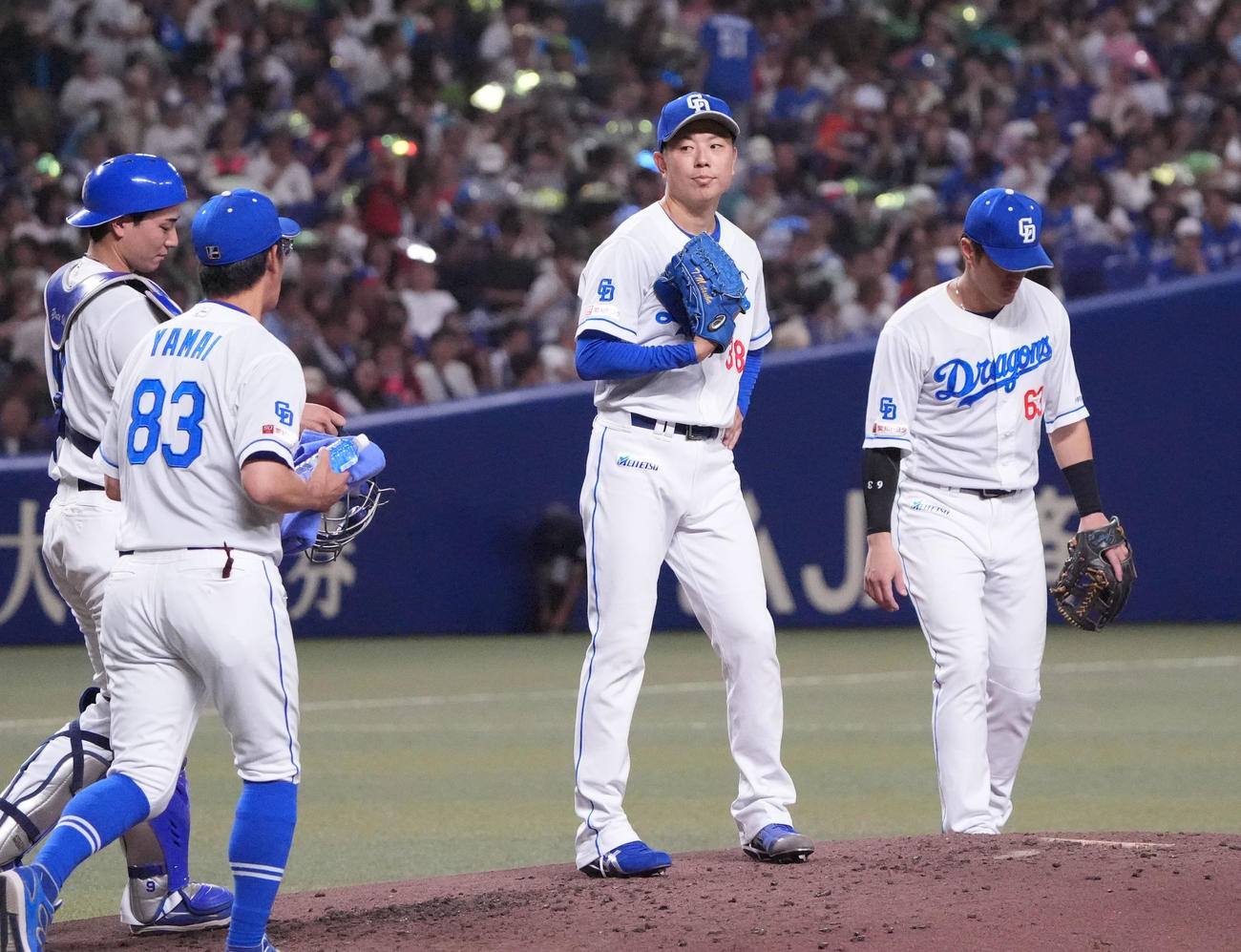 中日対ヤクルト　3回表ヤクルト2死二塁、マウンドの松葉（左から3人目）のもとに集まる中日ナイン（撮影・森本幸一）