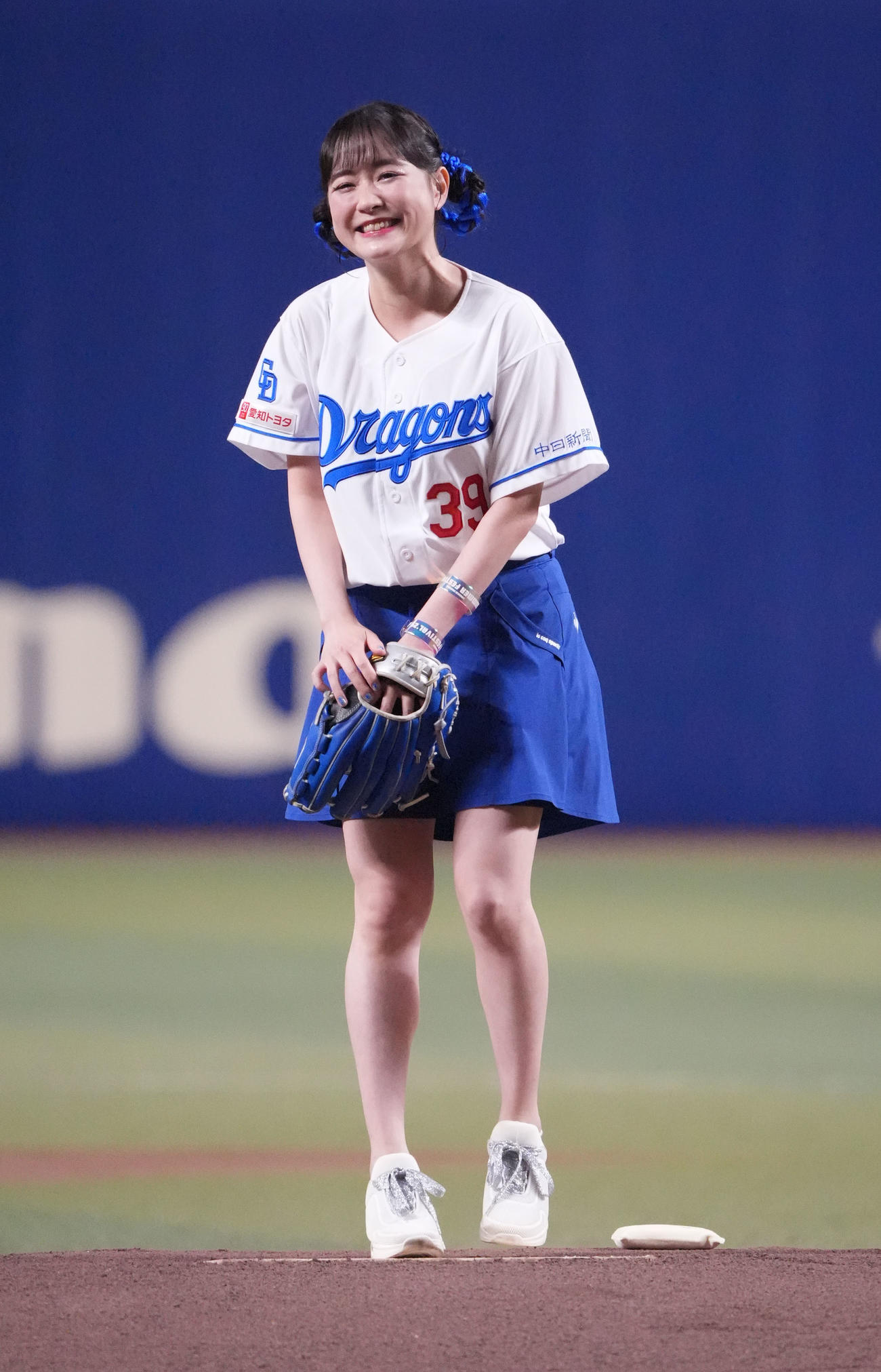中日対ヤクルト　試合前、セレモニアルピッチを行う大原櫻子（撮影・森本幸一）
